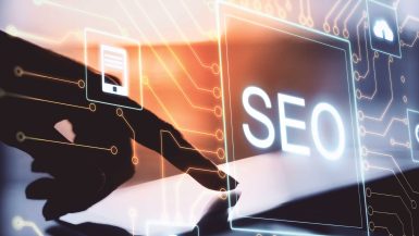 Un homme qui clique sur un ordinateur avec un bouton SEO.